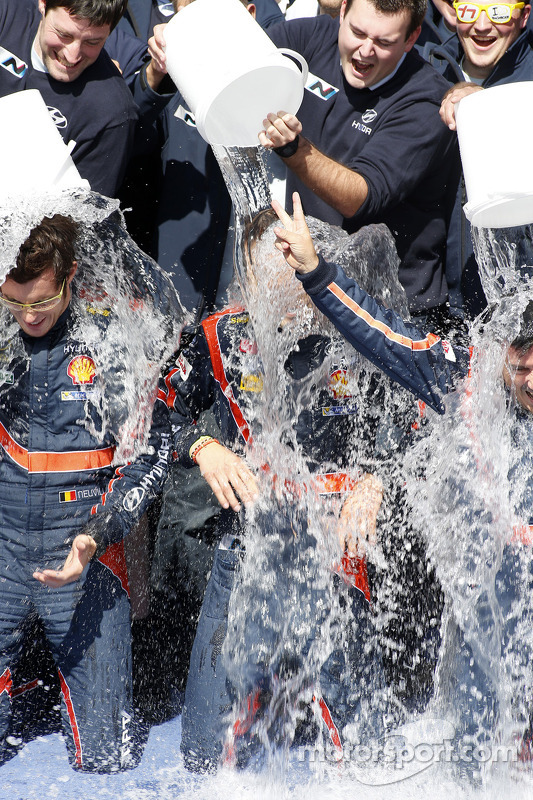 Vincitori Thierry Neuville e Nicolas Gilsoul partecipano all'ALS ice bucket challenge