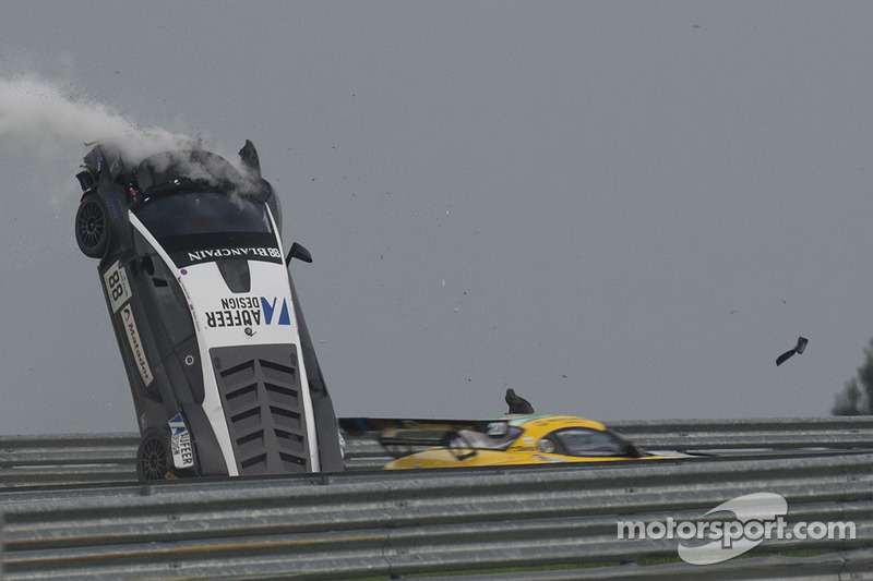 Massive crash for #88 Reiter Engineering Lamborghini LFII: Stefan Rosina, Tomas Enge