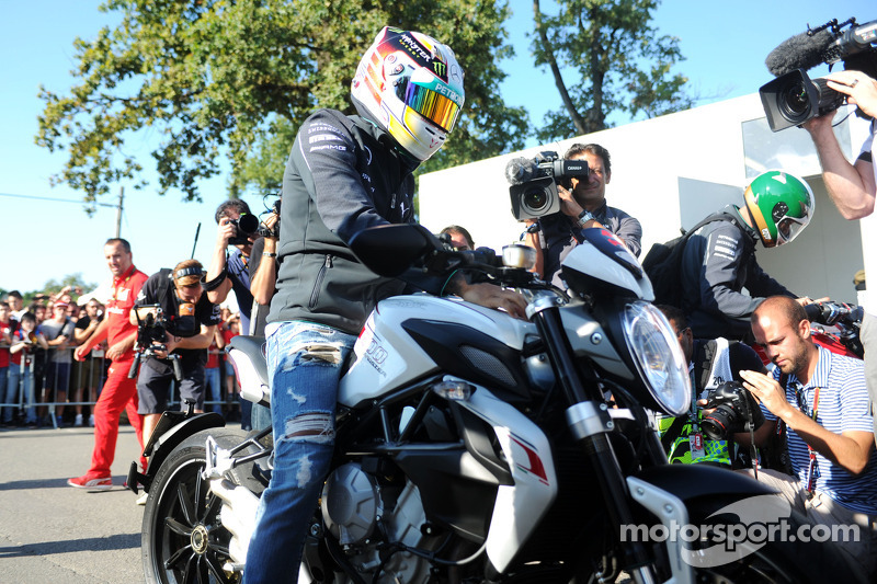 Lewis Hamilton, Mercedes AMG F1 llega al circuito en una motocicleta