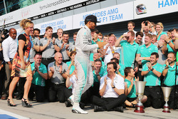 Racewinnaar Lewis Hamilton, Mercedes AMG F1, viert feest met zijn stiefmoeder Linda Hamilton, vader
