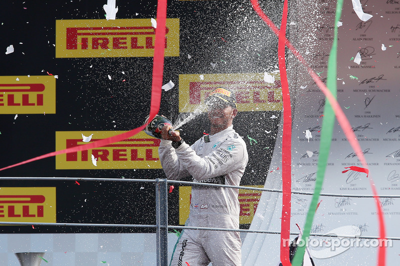 Podio: ganador de la carrera Lewis Hamilton