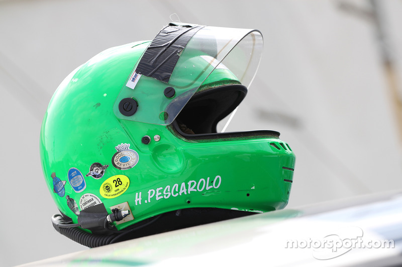 Helm von Henri Pescarolo