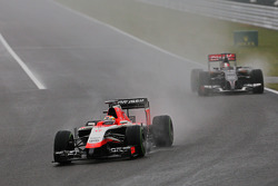 Jules Bianchi, Marussia F1 Team MR03 devant Adrian Sutil, Sauber C33