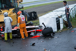 Adrian Sutil, Sauber F1 Team, observa a equipe de salvamento trabalhando após o acidente com Jules Bianchi, da Marussia F1 Team