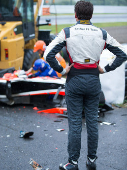 Adrian Sutil, Sauber F1 Team, observa a equipe de salvamento trabalhando após o acidente com Jules Bianchi, da Marussia F1 Team