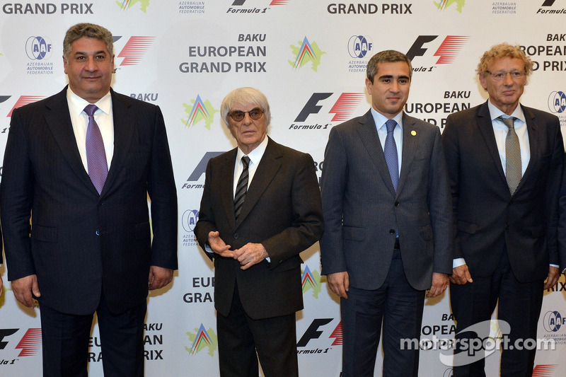 Azad Rahimov, Ministro do esporte e da juventude do Azerbaijão, com Bernie Ecclestone, Anar Alekperov, Presidente da Federação de Automobilismo do Azerbaijão e Hermann Tilke, desenhista do circuito