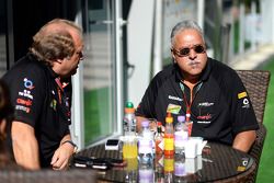 Robert Fernley, Sahara Force India F1 Team Subdirector de equipo con el Dr. Vijay Mallya, dueño del 