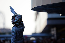 Vencedor da corrida Lewis Hamilton, Mercedes AMG F1 celebra no parc ferme