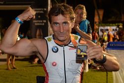 Alex Zanardi Hawaii uzun mesafe triatlonu tamamlıyor