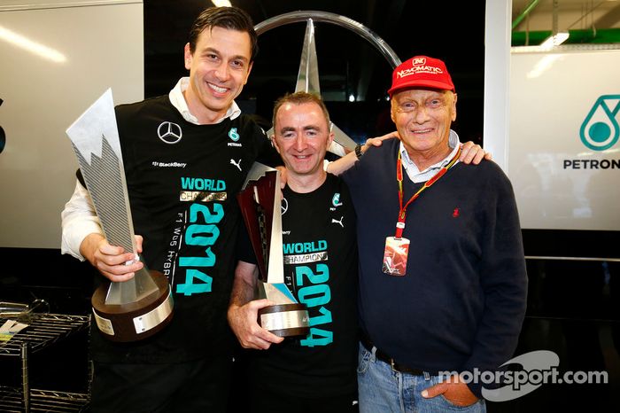 Toto Wolff, Paddy Lowe y Niki Lauda celebran el Campeonato de constructores de 2014 