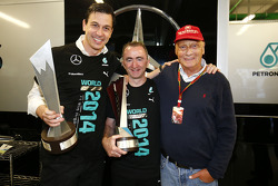 (Soldan Sağa): Toto Wolff, Mercedes AMG F1 Hissedarı ve Genel Müdürü; Paddy Lowe, Mercedes AMG F1 Ge