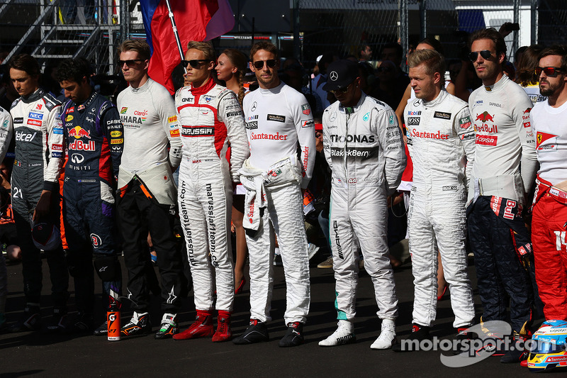 Los pilotos tienen un momento en relación con Jules Bianchi, Marussia F1 Team MR03
