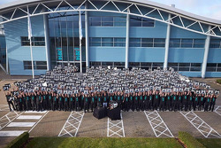 Lewis Hamilton et Nico Rosberg posent pour une photo de groupe à l'usine Mercedes