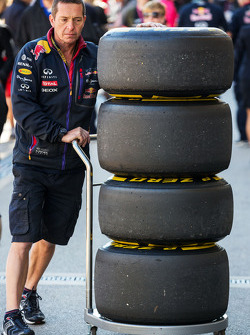 Meccanici della Red Bull Racing con gomme Pirelli