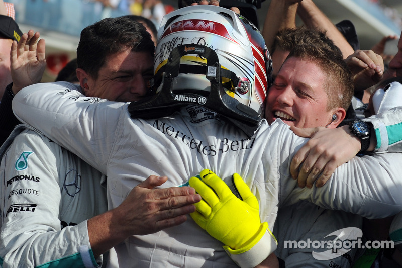 Vencedor da corrida Lewis Hamilton celebra com equipe