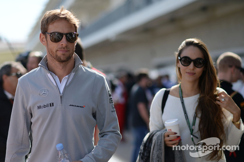 (Links naar rechts): Jenson Button, McLaren, met zijn vriendin Jessica Michibata (JPN)