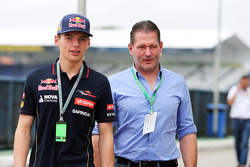 (Links naar rechts): Max Verstappen, Scuderia Toro Rosso Testrijder, met zijn vader Jos Verstappen (