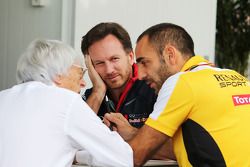 Bernie Ecclestone com Christian Horner, chefe de equipe da Red Bull e Cyril Abiteboul, diretor da Renault Sport F1