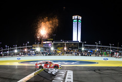 Vainqueur et champion 2014 de NASCAR Sprint Cup series Kevin Harvick, Stewart-Haas Racing Chevrolet heureux