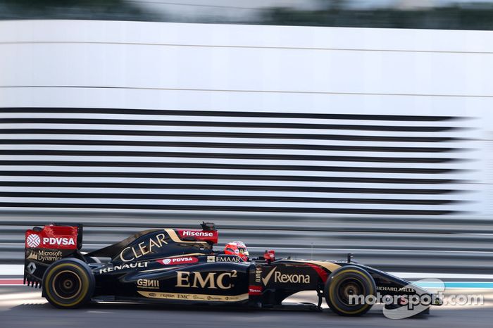 Esteban Ocon en el E22 de Lotus F1 Team en el circuito Yas Marina
