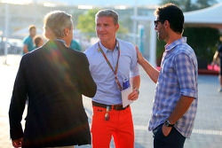 (Esquerda para direita): Carlos Sainz, com David Coulthard, assessor da Red Bull Racing e Scuderia Toro Rosso / comentarista da BBC Television e Mark Webber, piloto da Porsche Team WEC