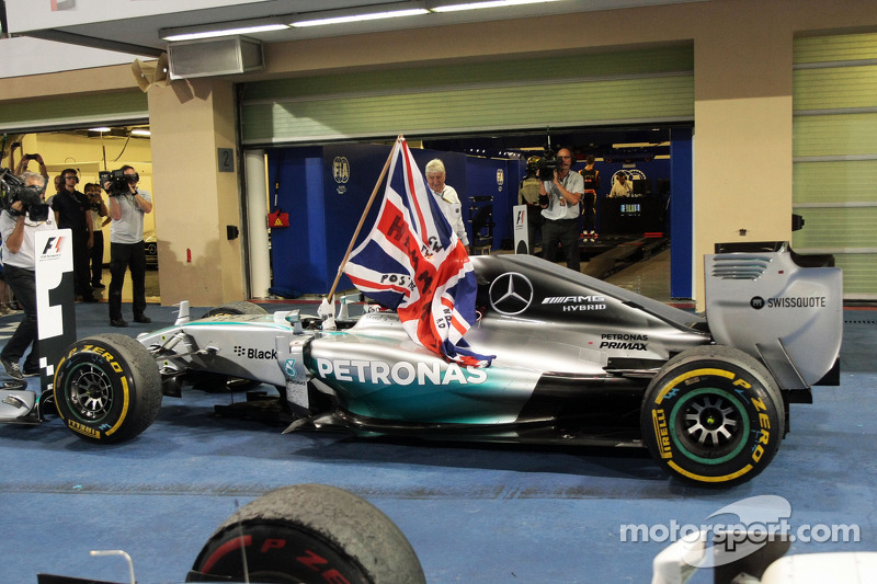 Vencedor da corrida e campeão do mundo Lewis Hamilton, Mercedes AMG F1 W05 celebra no parc ferme