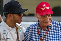 (Esquerda para direita): Lewis Hamilton, Mercedes AMG F1, e Niki Lauda, presidente não executivo da 