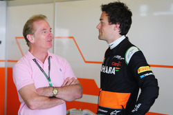 Jolyon Palmer, Sahara Force India F1 Team Testrijder, met zijn vader Jonathan Palmer