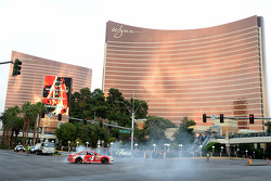 2014 champion Kevin Harvick, Stewart-Haas Racing Chevrolet mit Burnout vor dem Wynn Hotel