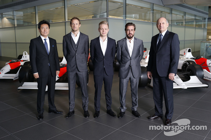 Yasuhisa Arai, Honda Motorsporları başkanı, Jenson Button, Kevin Magnussen, Fernando Alonso ve Ron Dennis, McLaren CEO'su ve Başkanı