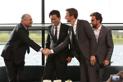 Yasuhisa Arai, Honda Motorsporları başkanı, Jenson Button, Fernando Alonso ve Ron Dennis, McLaren CEO'su ve Başkanı