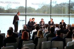 Yasuhisa Arai, chefe da Honda Motorsport, Jenson Button, Kevin Magnussen, Fernando Alonso e Ron Dennis, Chefe e CEO da McLaren
