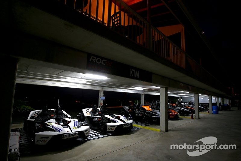 Coches en el área de garages durante la noche