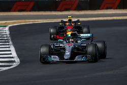 Lewis Hamilton, Mercedes AMG F1 W09, precede Max Verstappen, Red Bull Racing RB14