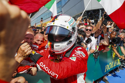 Yarış galibi Sebastian Vettel, Ferrari, Parc Ferme