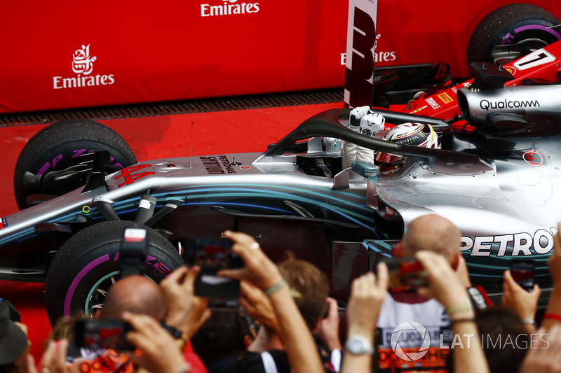 Lewis Hamilton, Mercedes AMG F1, festeggia nel parco chiuso