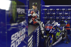 Хорхе Лорнецо. Презентация yamaha yzr-m1, студийная фотосессия.