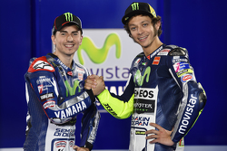 Валентино Росси и Хорхе Лорнецо. Презентация yamaha yzr-m1, студийная фотосессия.
