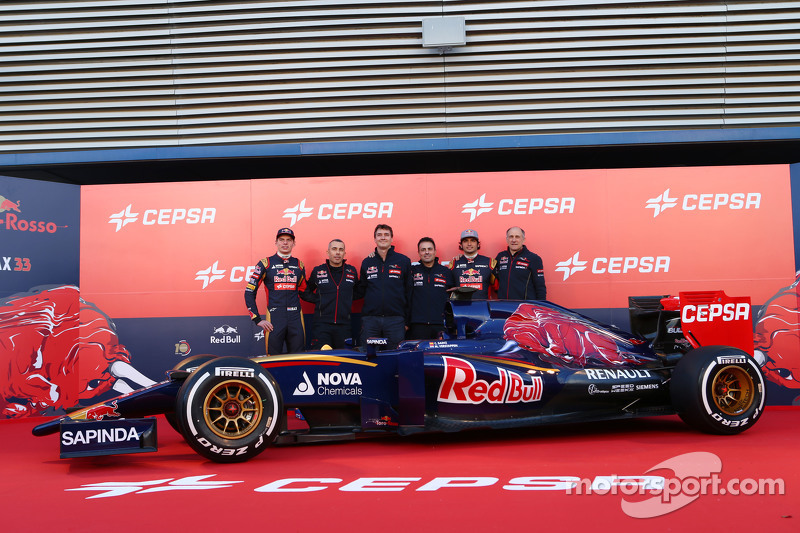 Der Scuderia Toro Rosso STR10 wird enthüllt: Max Verstappen, Scuderia Toro Rosso; Paolo Marabini, Scuderia Toro Rosso, Chefdesigner; James Key, Scuderia Toro Rosso, Technischer Direktor; Matteo Piraccini, Scuderia Toro Rosso, Chefdesigner; Franz Tost, Teamchef