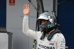 Nico Rosberg, da Mercedes AMG F1, chega de volta aos boxes