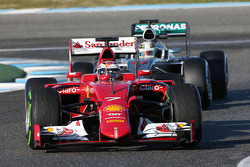 Kimi Raikkonen, de Ferrari SF15-T, delante de leads Lewis Hamilton, de Mercedes AMG F1 W06