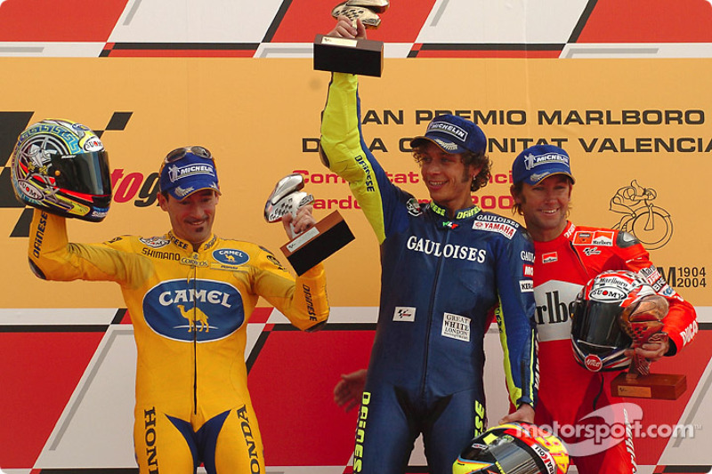 Podio: 1º Valentino Rossi, 2º Max Biaggi, 3º Troy Bayliss