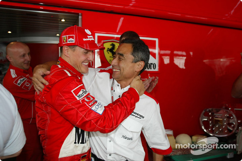 Michael Schumacher y Hiroshi Yasukawa de Bridgestone celebran Campeonato