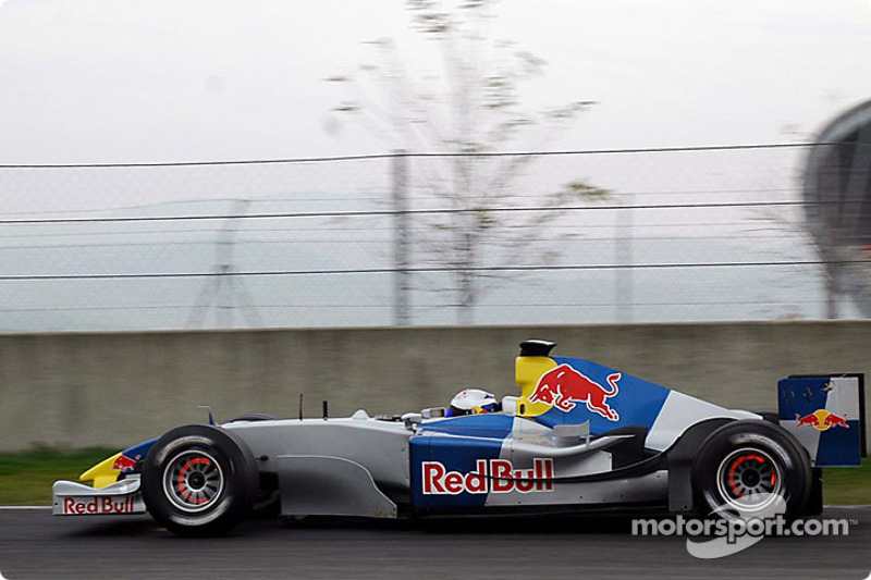 Christian Klien im Testauto von Red Bull Racing