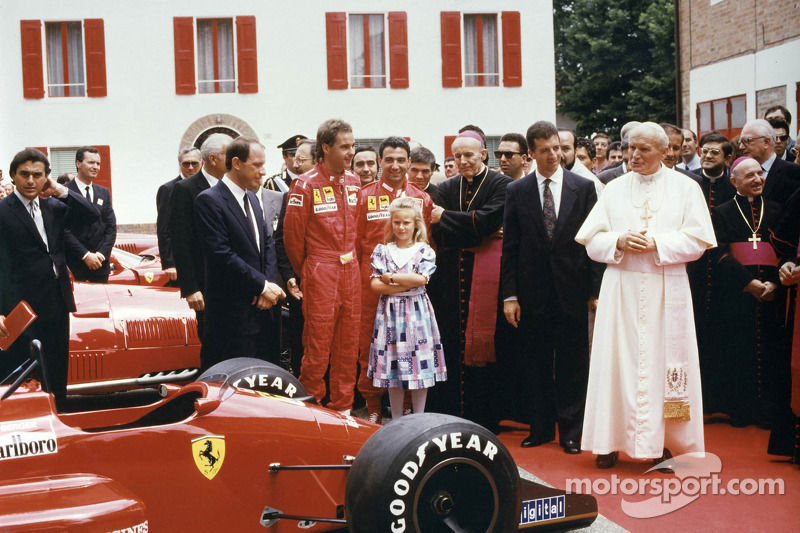 Візит Папи Римського Івана Павло ІІ до Ferrari у 1988-му: Герхард Бергер і Мікеле Альборето