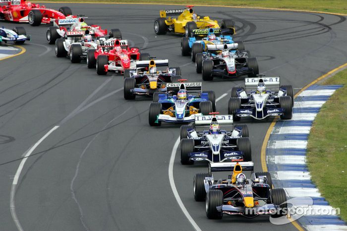 Acción en la primera curva: David Coulthard lidera el grupo