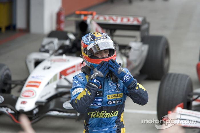El ganador del GP de San Marino 2005, Fernando Alonso, lo celebra