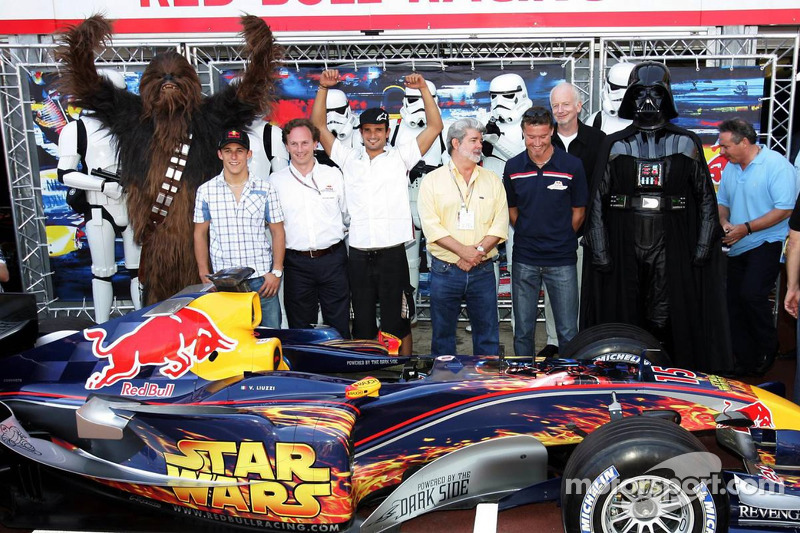 Christian Klien, Vitantonio Liuzzi y David Coulthard con George Lucas y Darth Vader