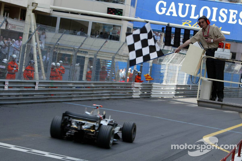 Kimi Raikkonen toma la bandera a cuadros