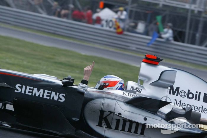 El ganador de la carrera, Kimi Raikkonen, lo celebra